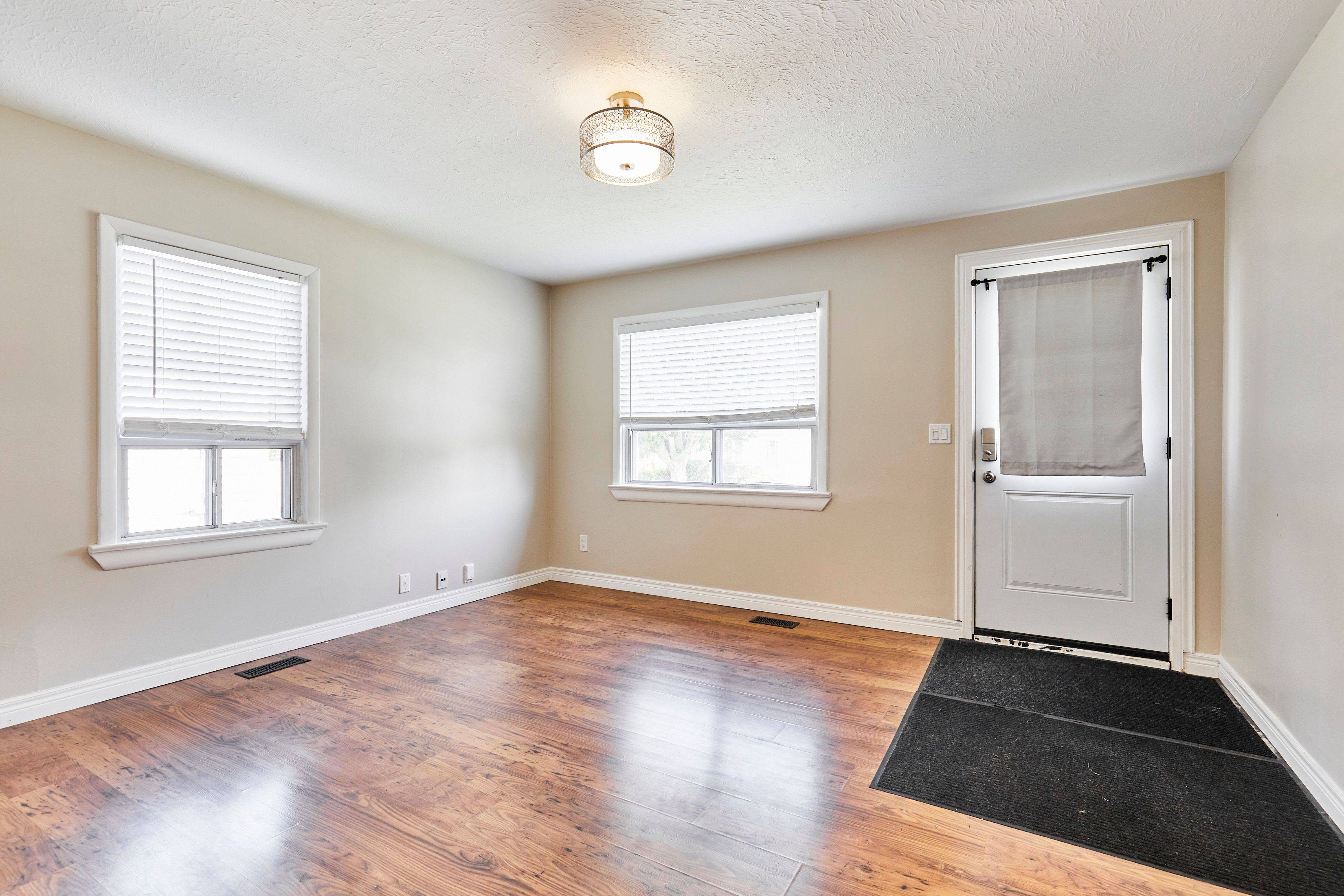 Oshawa, ON L1J 1W3,211 Marquette AVE
