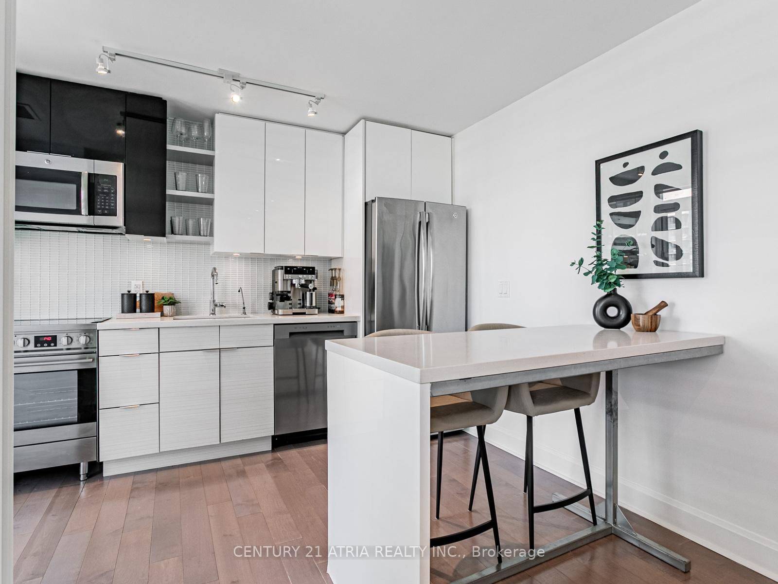 Toronto W06, ON M8V 1A1,33 Shore Breeze DR #3208