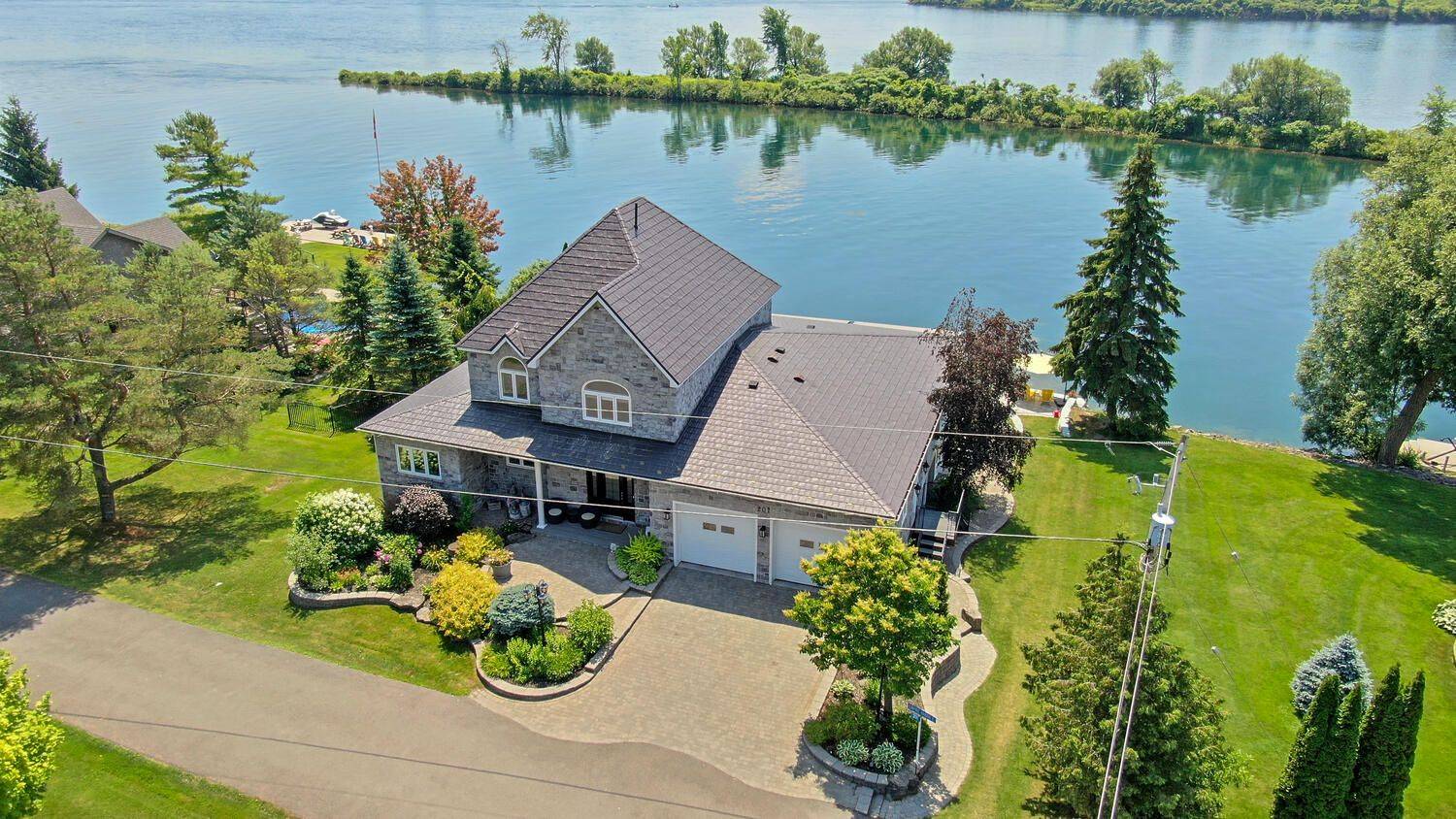 Edwardsburgh/cardinal, ON K0E 1E0,201 Empire Hanna RD E
