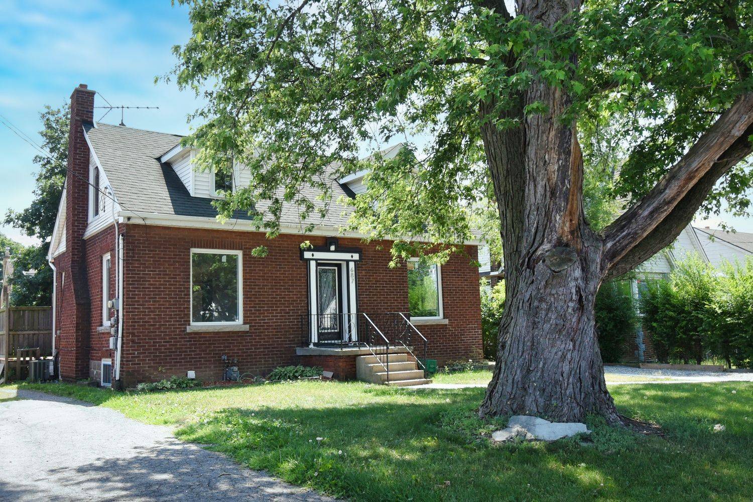 Hamilton, ON L9C 2Z4,687 Upper James ST