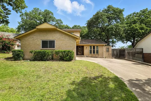 909 Brestol Court W, Bedford, TX 76021