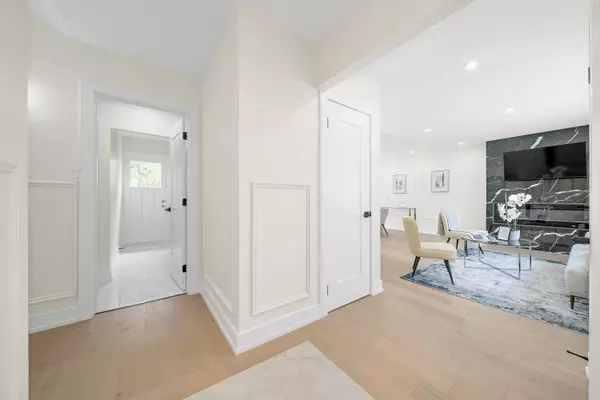 Toronto W10, ON M9V 3T6,48 Tealham DR S