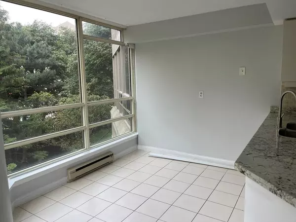Mississauga, ON L5R 3K4,45 Kingsbridge Garden CIR #211