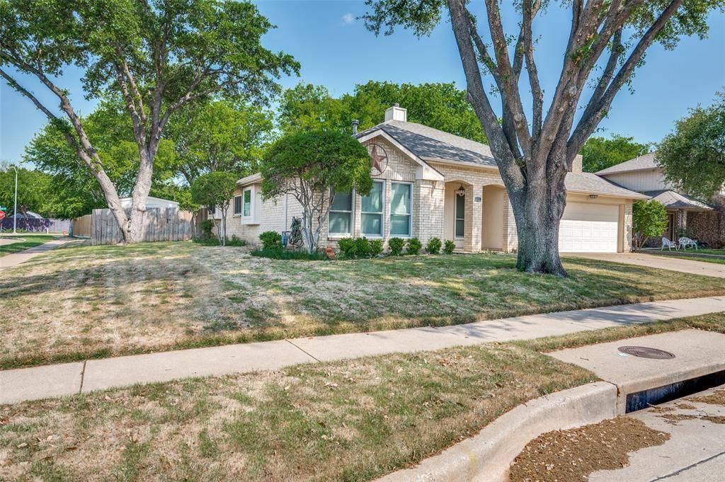 4902 Oak Hollow Drive, Grand Prairie, TX 75052