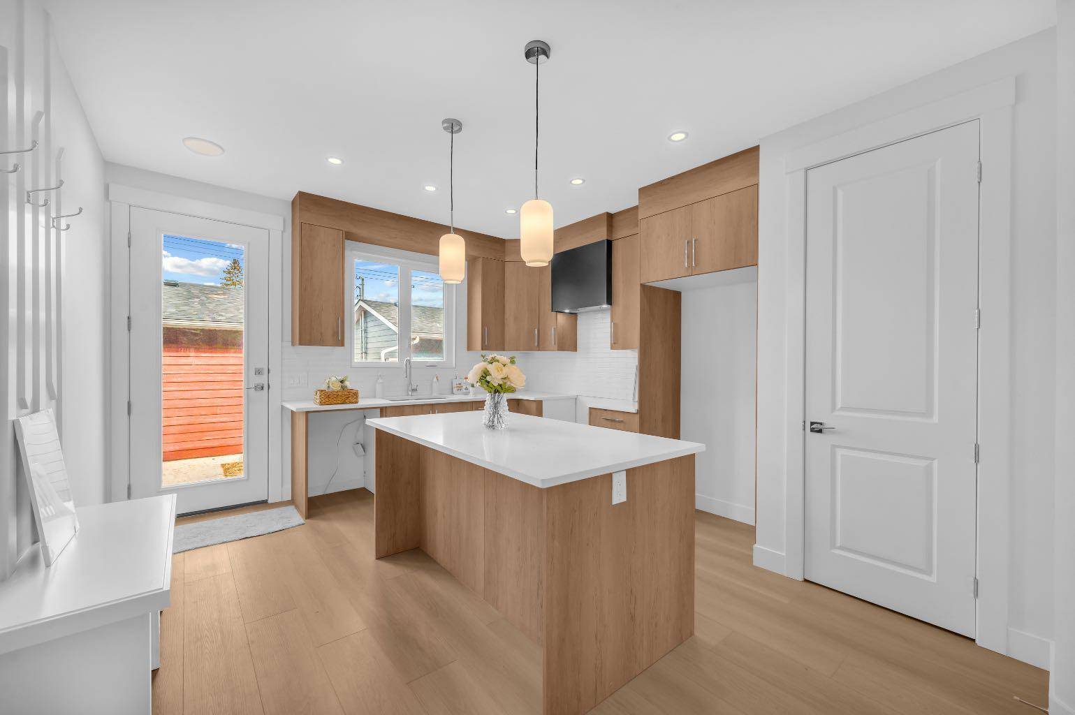426 13 AVE Northeast #2, Calgary, AB T2E 1C2