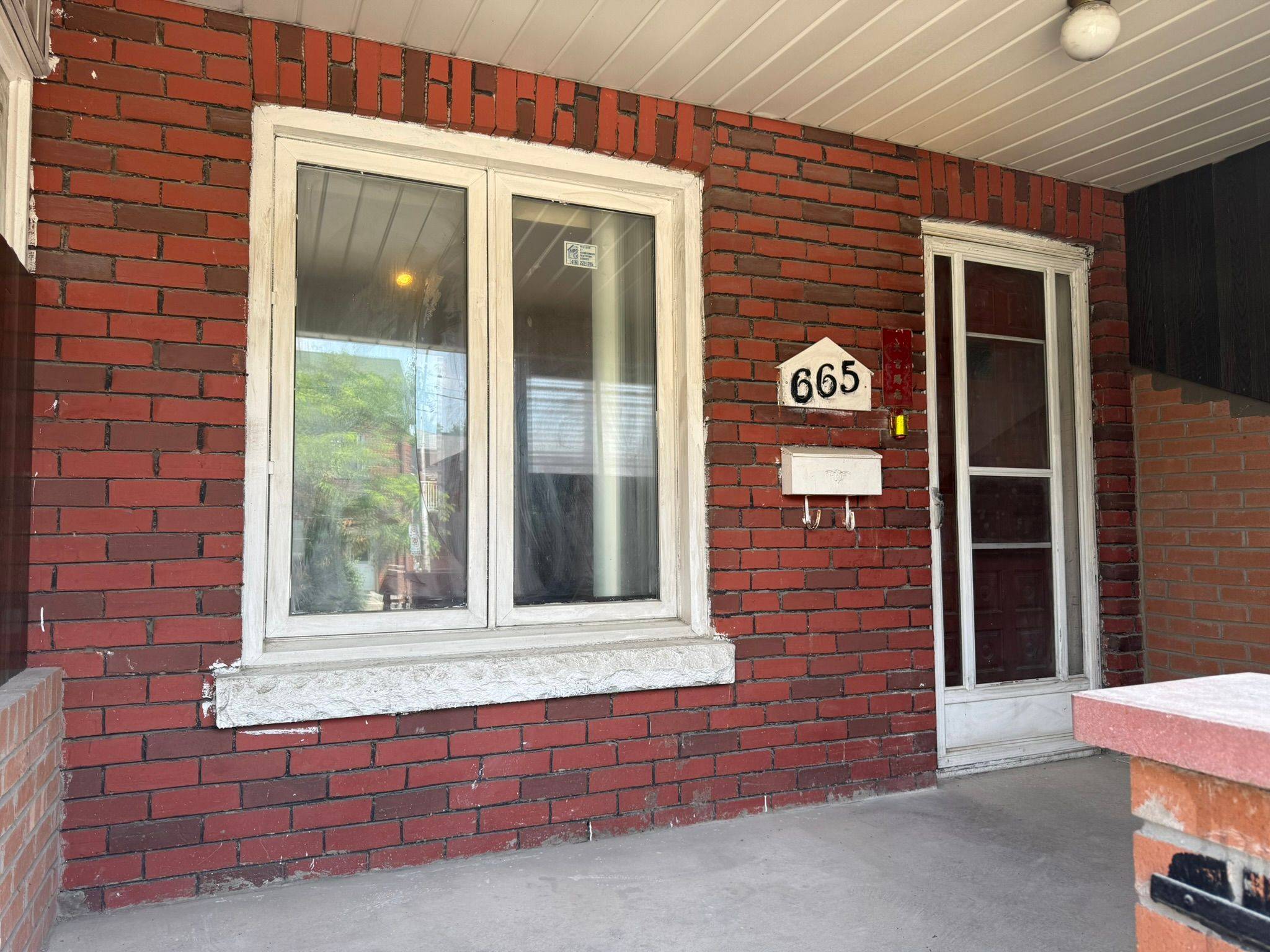 Toronto C01, ON M6G 3T6,665 Ossington AVE