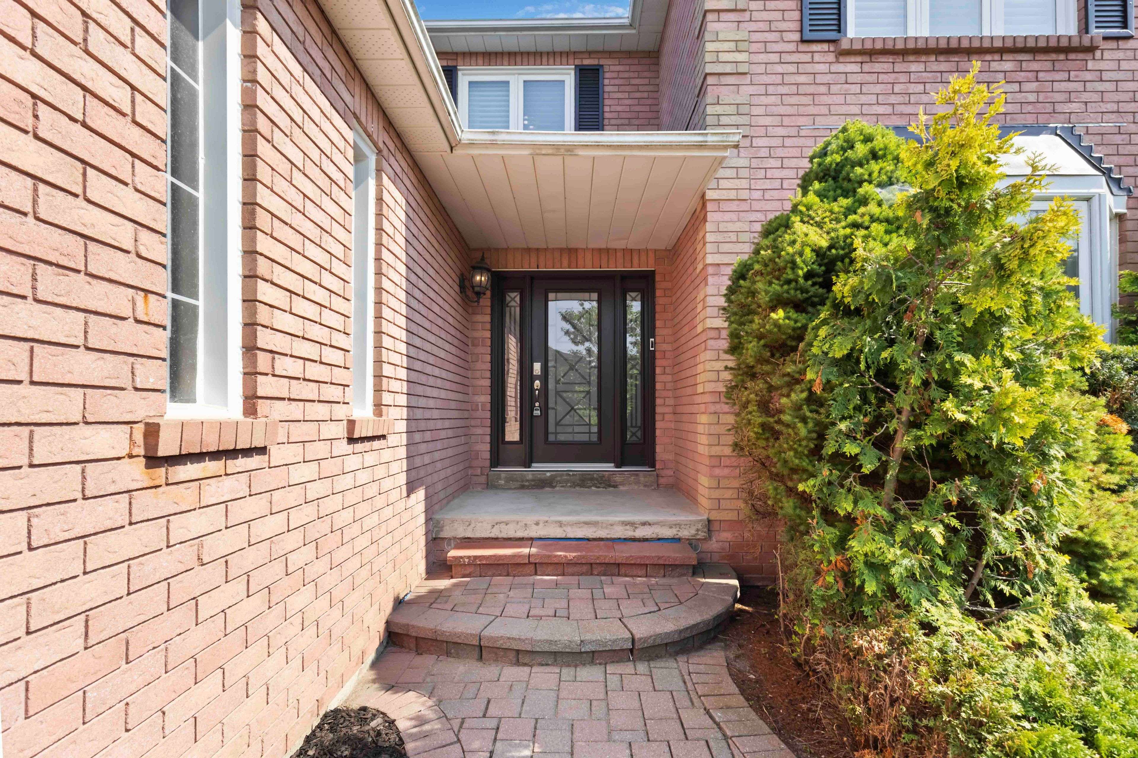 Whitby, ON L1R 1B9,46 Foster CRES