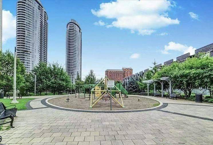 Toronto E07, ON M1S 0L8,275 Village Green SQ #2123
