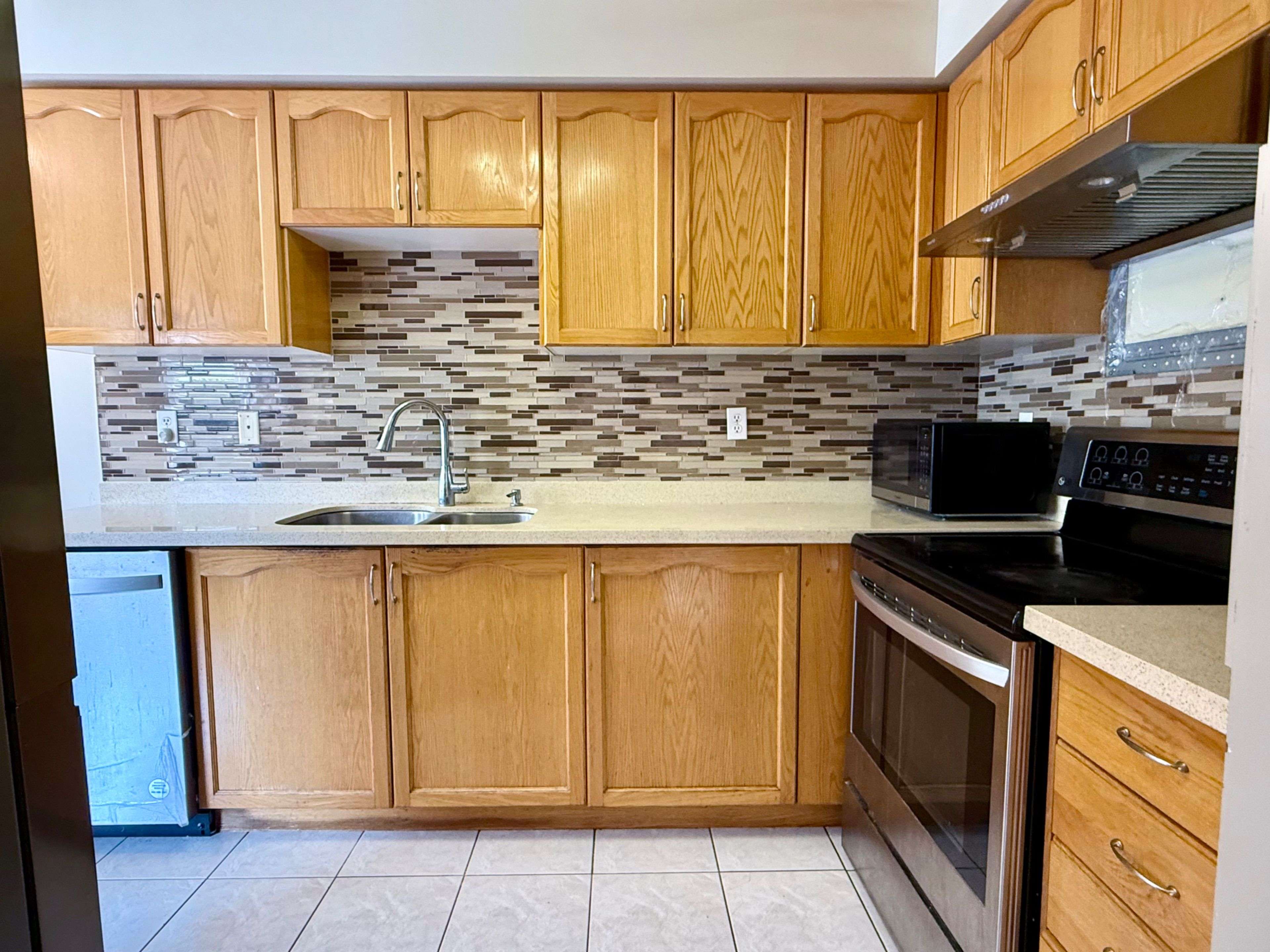 Richmond Hill, ON L4B 4P2,123 Rideau DR