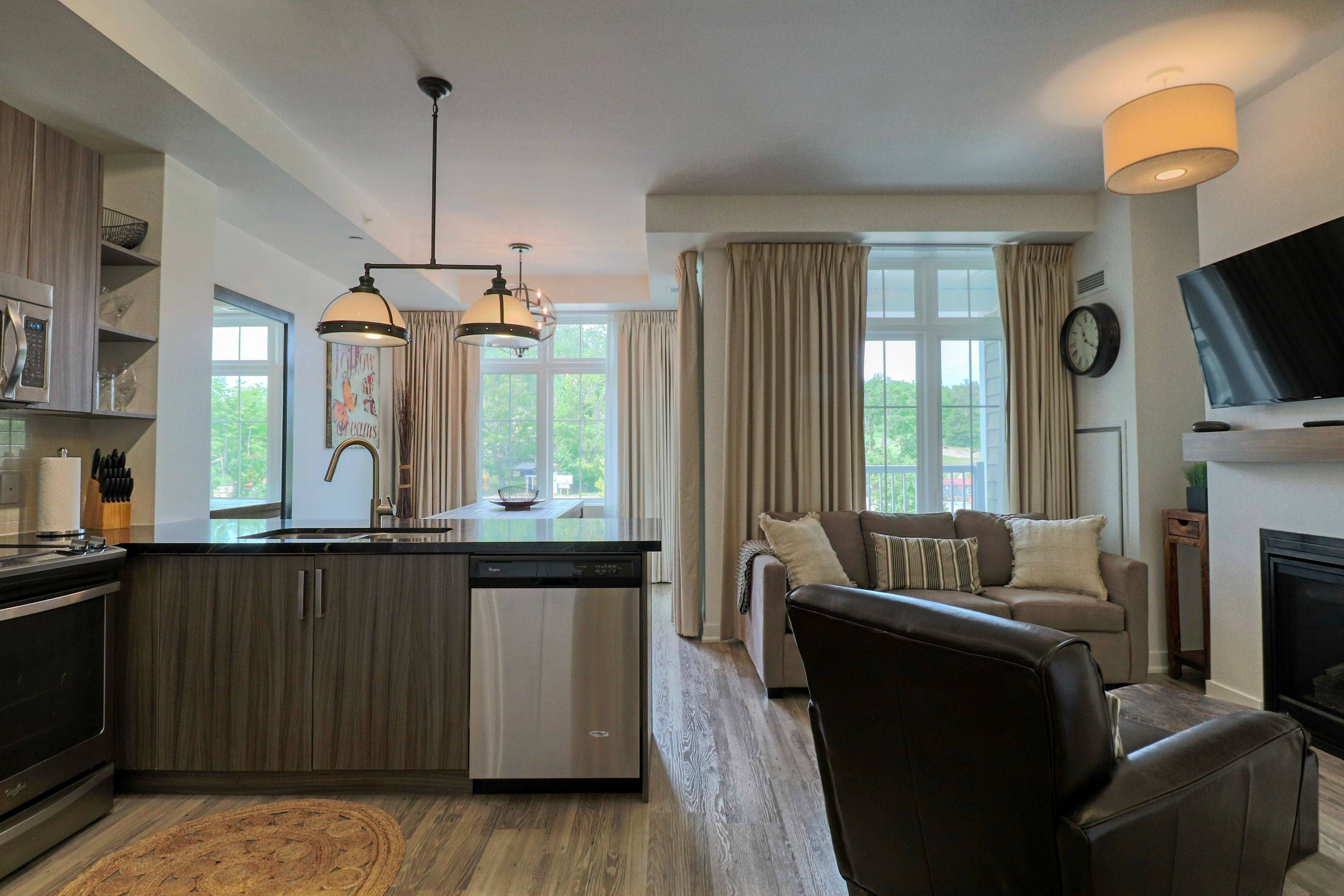 Oro-medonte, ON L4M 4Y8,40 Horseshoe BLVD #203