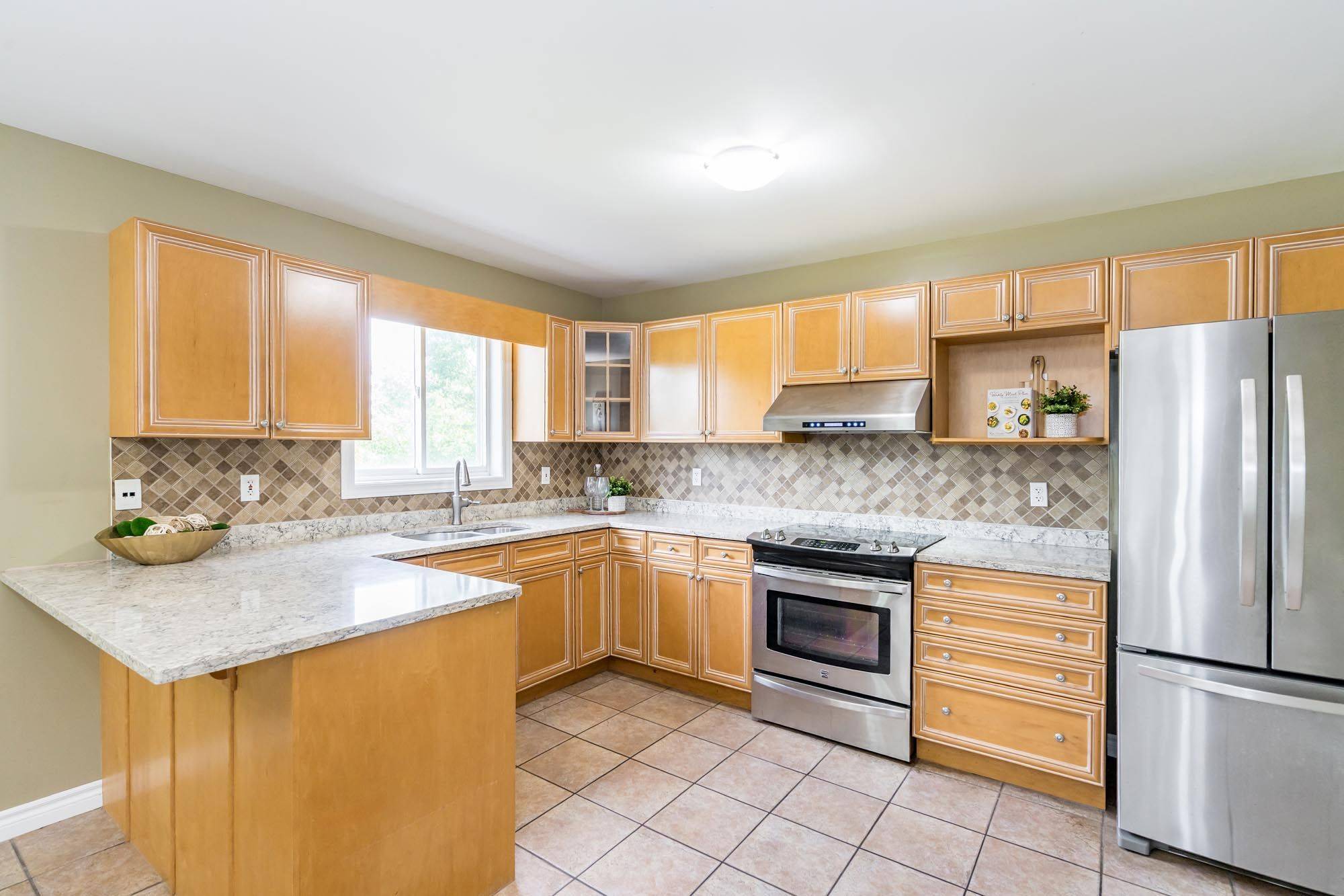 Barrie, ON L4M 7E6,27 Capilano CT