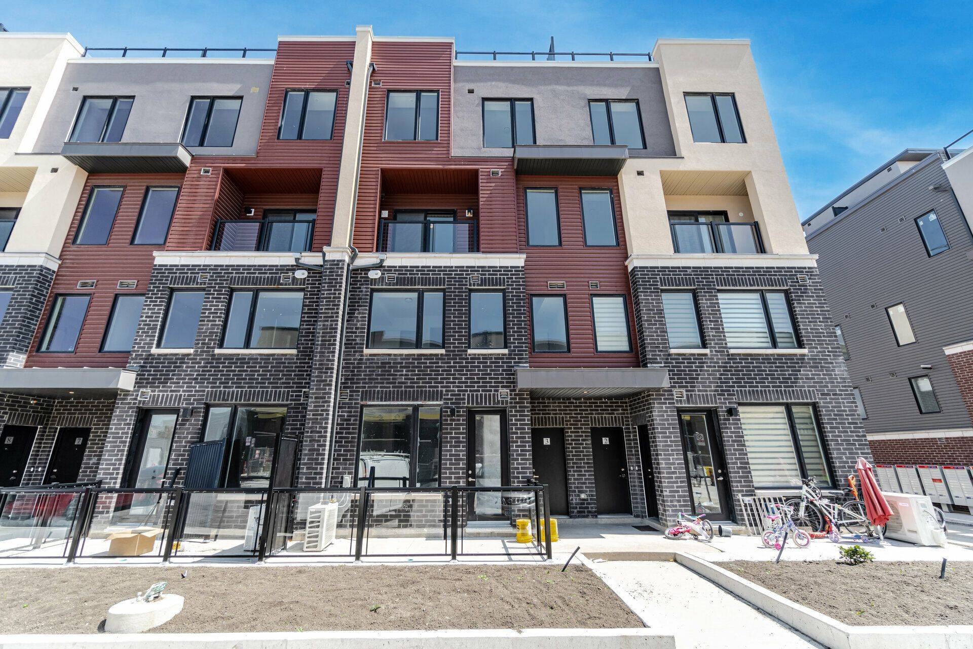Mississauga, ON L5L 0B9,3409 Ridgeway DR #12