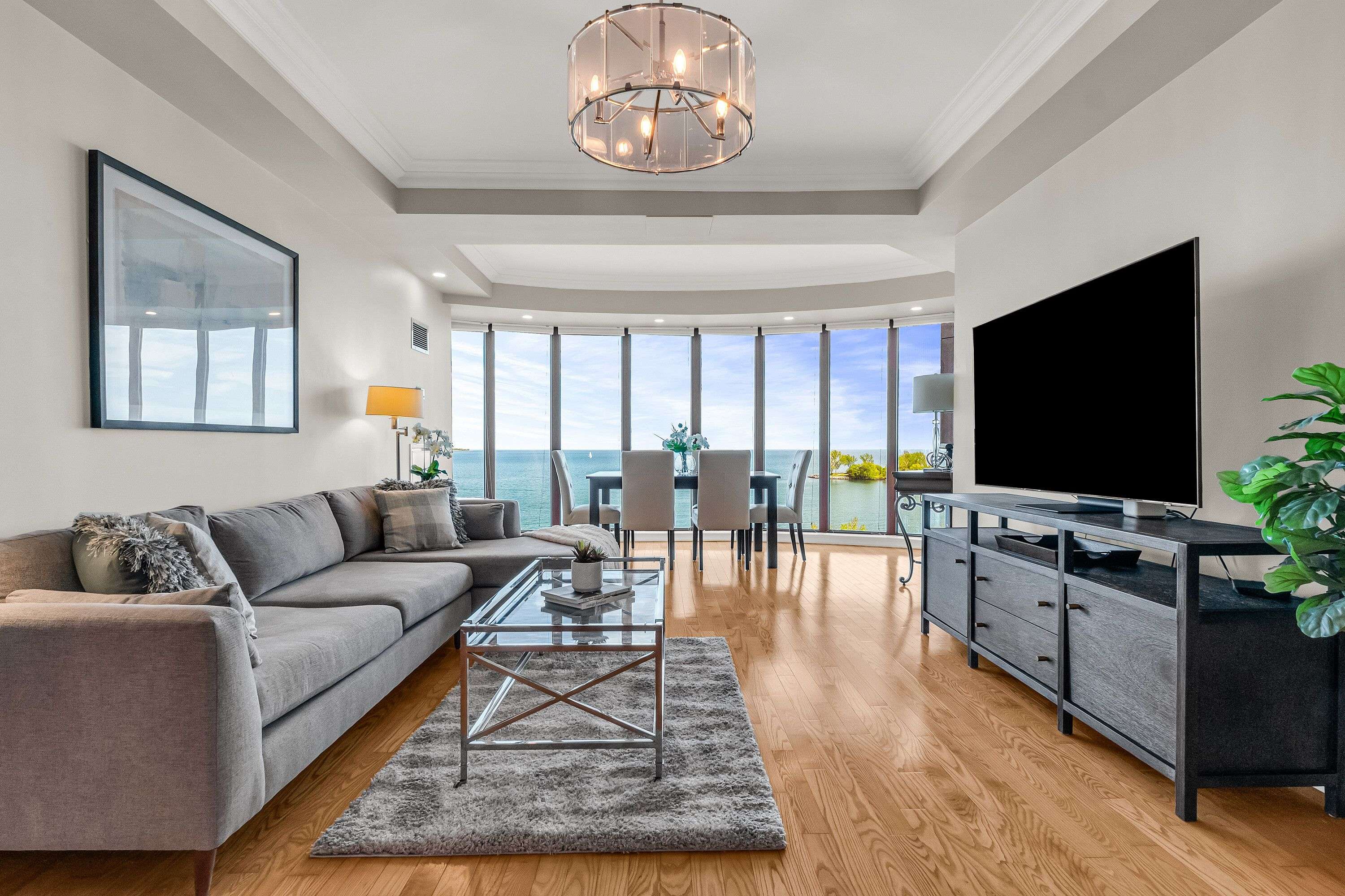 Toronto W06, ON M8V 4G4,2095 Lake Shore BLVD W #818