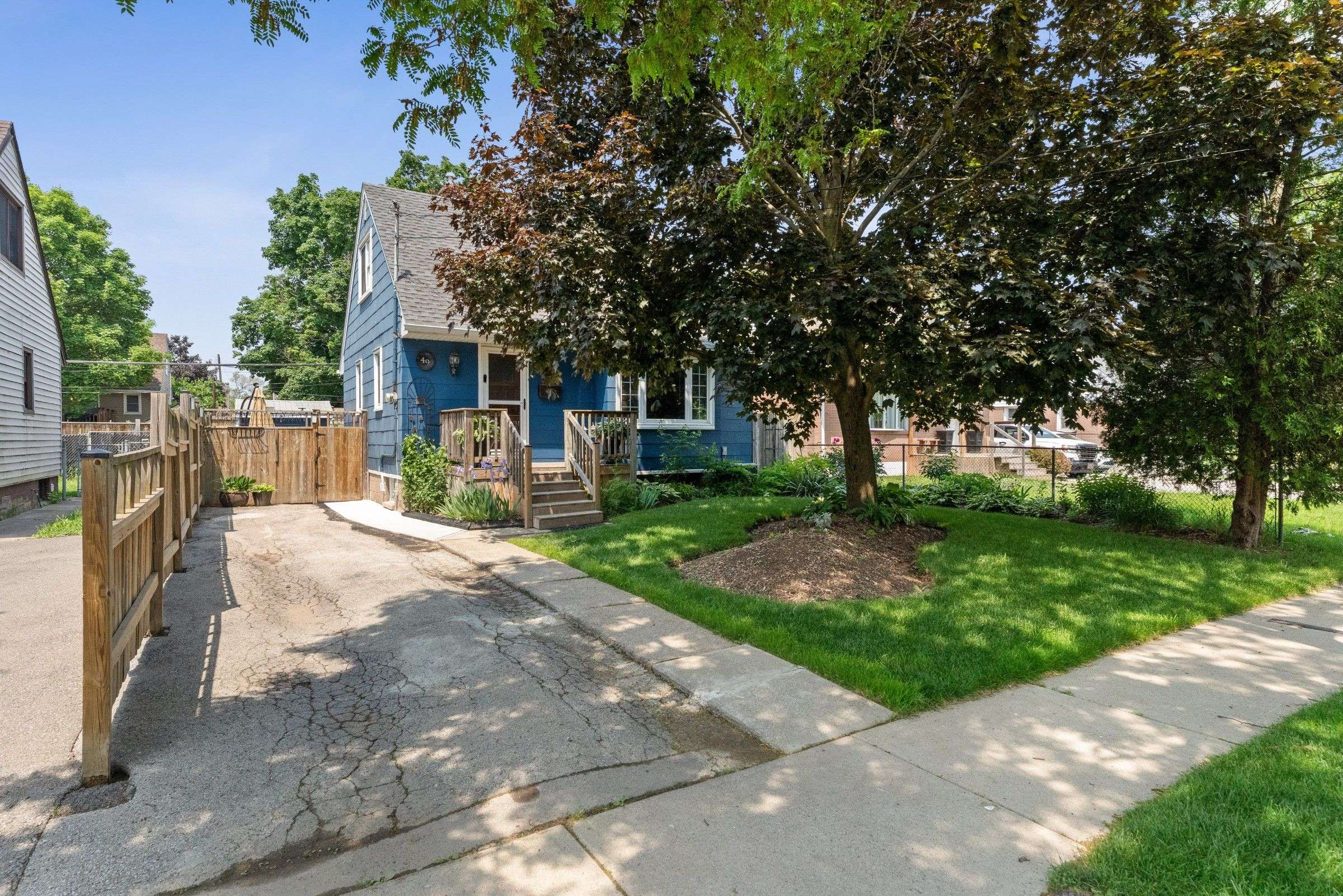 Hamilton, ON L8H 1N8,49 EATON PL