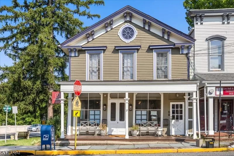 27 Center St, Clinton Town, NJ 08809