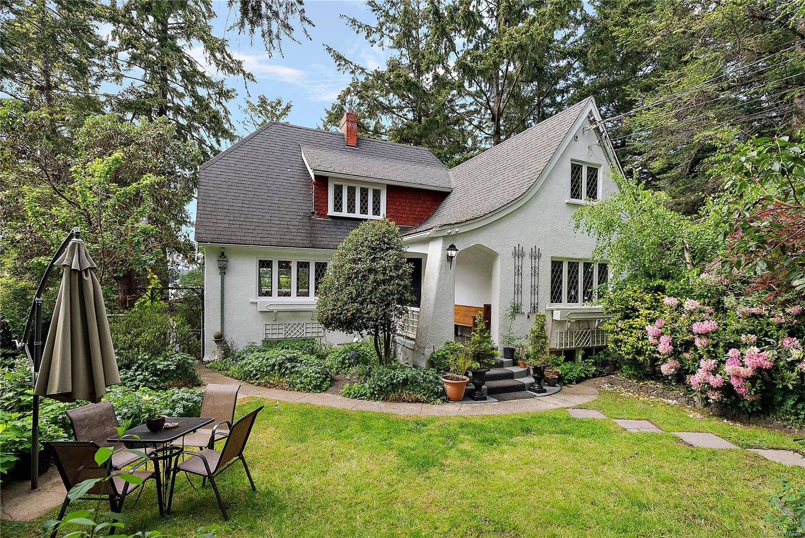 3062 Admirals Rd, Saanich, BC V9A 2R8