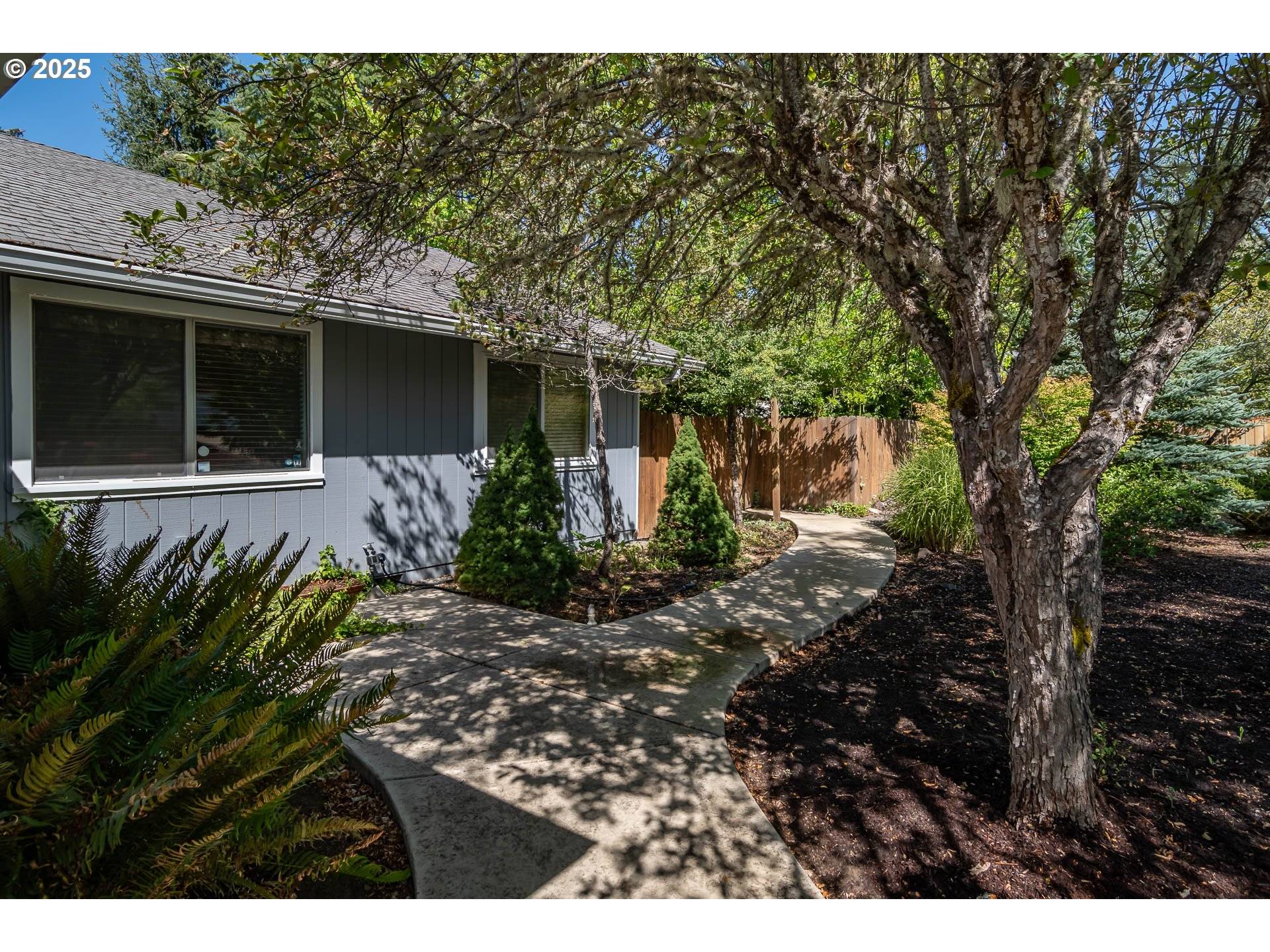 Oakland, OR 97462,215 NE 9TH ST