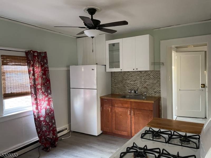 Montclair Twp., NJ 07042,28 Walnut Pkwy #3