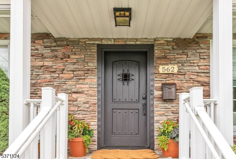 Ridgewood Village, NJ 07450,562 Barnett Pl