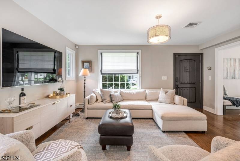 Ridgewood Village, NJ 07450,562 Barnett Pl