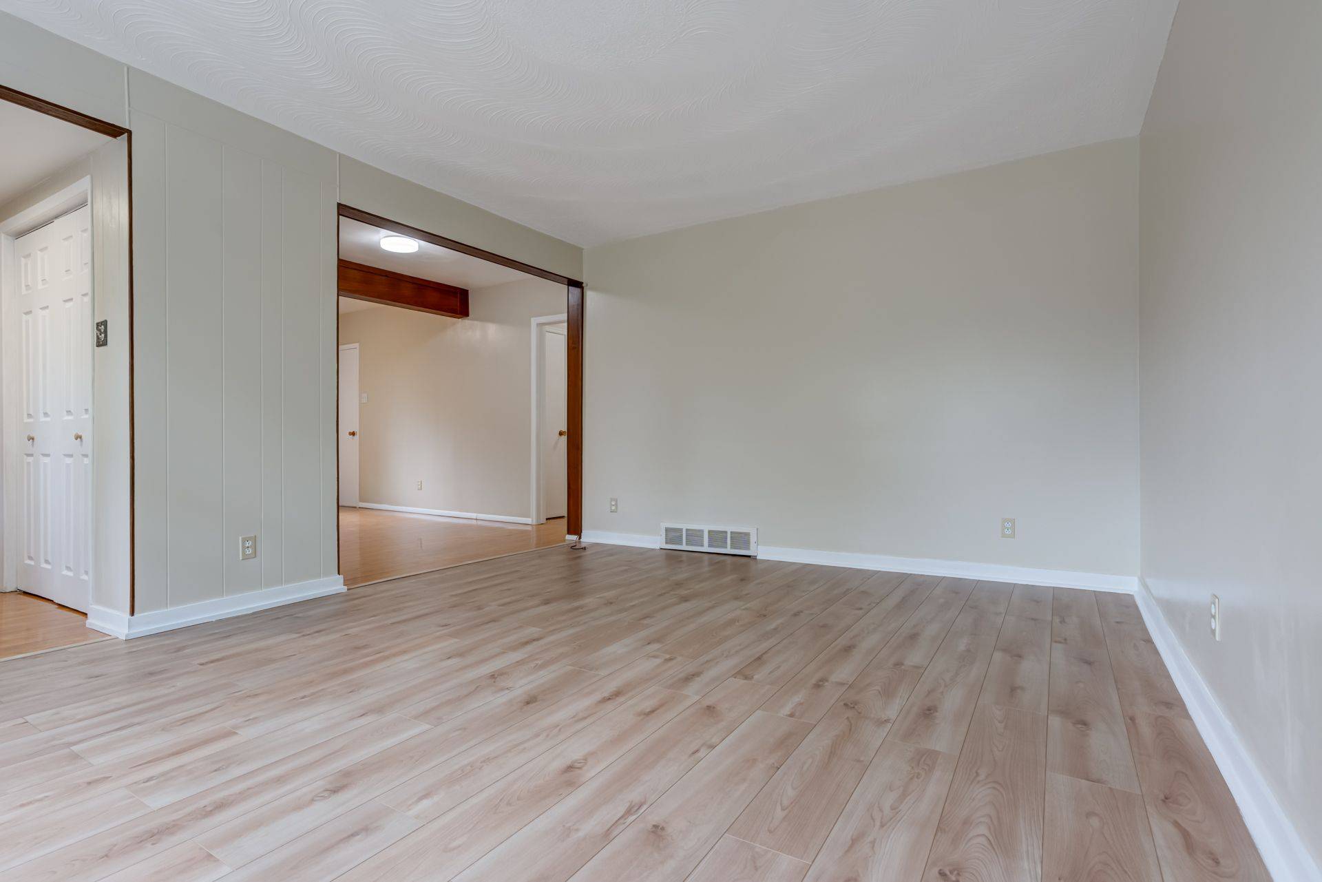 Oshawa, ON L1H 6Y1,140 Melrose ST