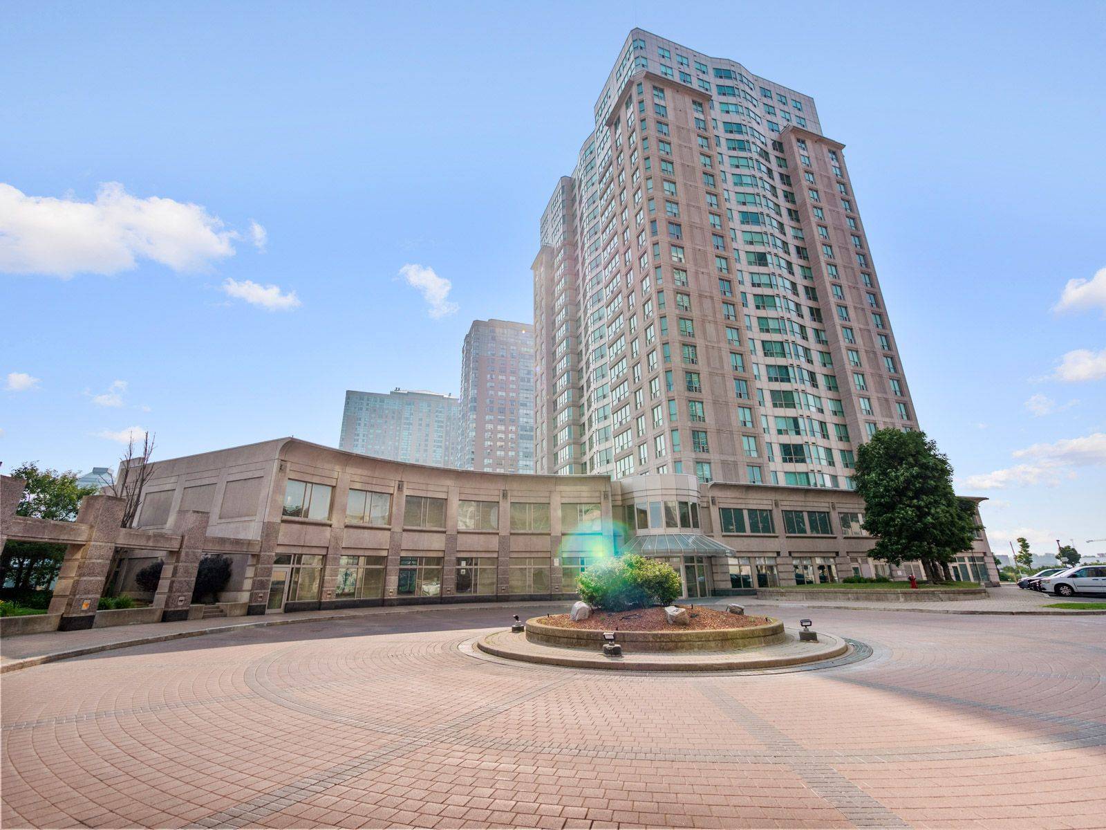 18 Lee Centre DR #2013, Toronto E09, ON M1H 3H5