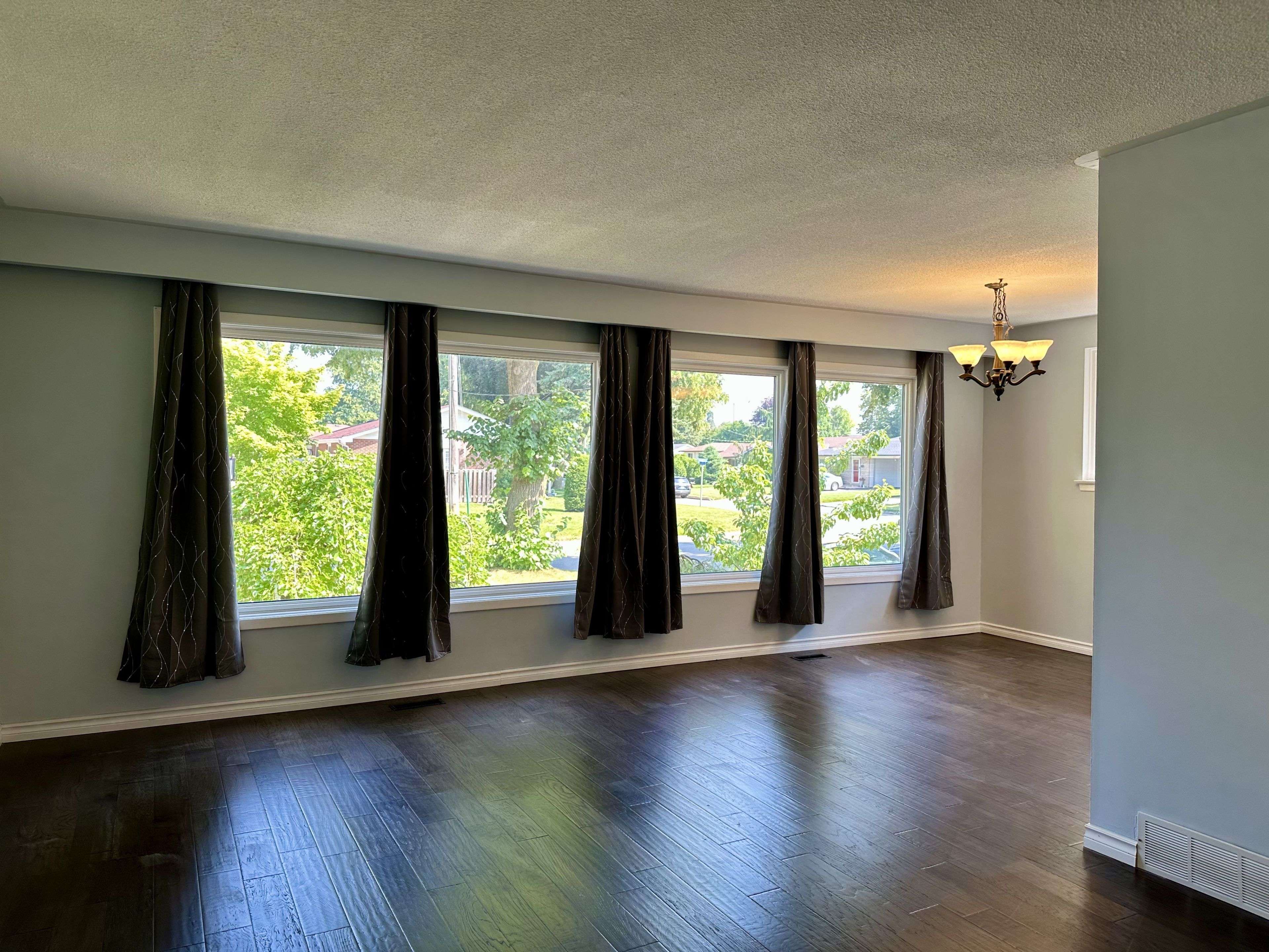 Oshawa, ON L1G 1X3,775 Ascot AVE #Main / Upper