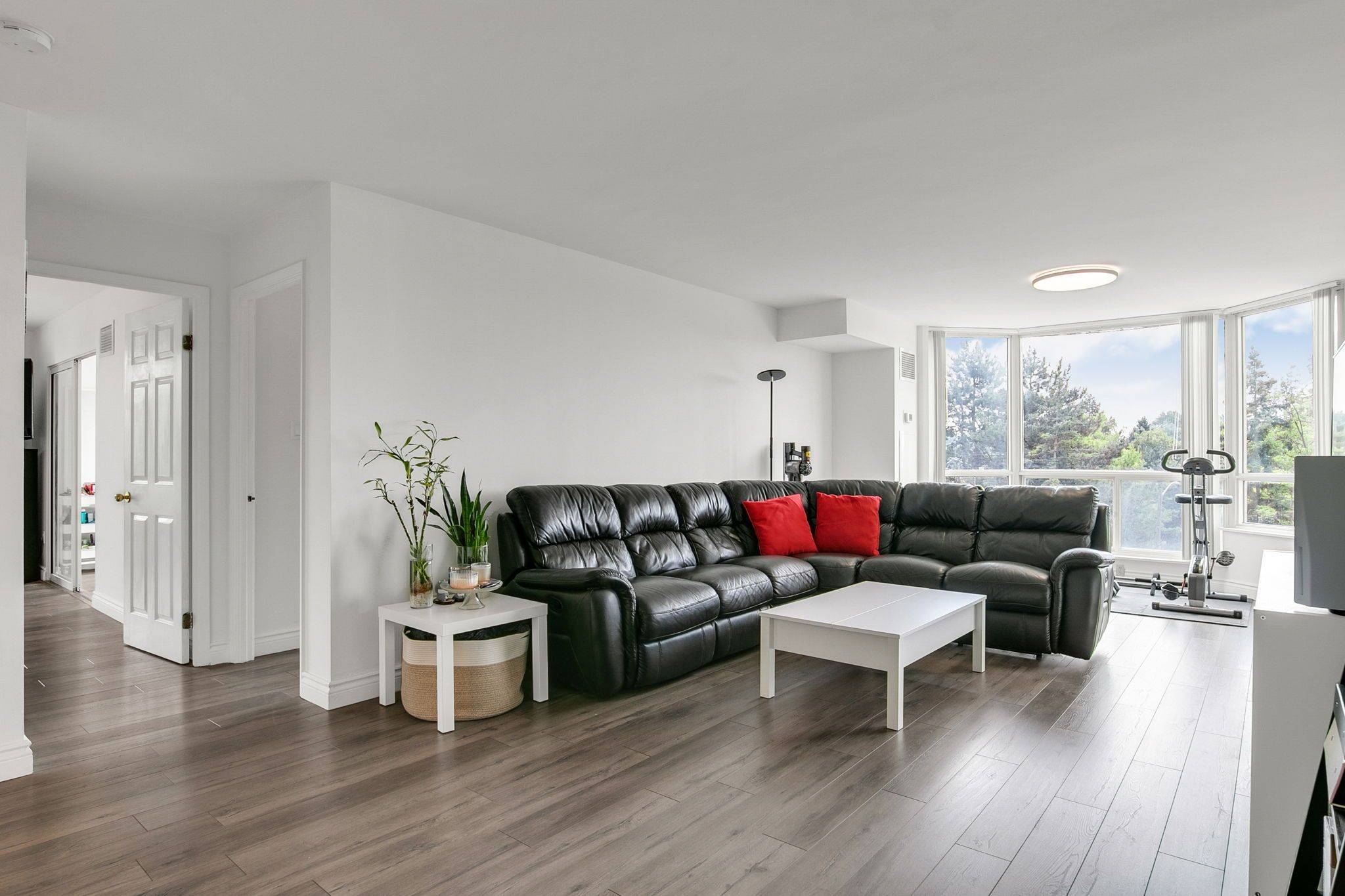 Richmond Hill, ON L4C 9V3,175 Cedar AVE #413