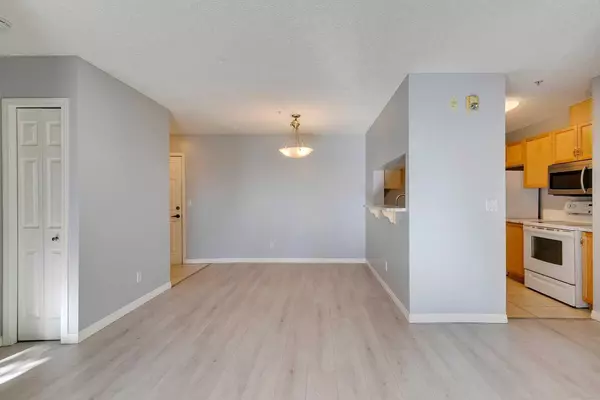 Calgary, AB T2J 7H1,2022 Canyon Meadows DR SE #119