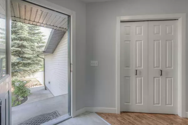 Calgary, AB T2Y3Z2,206 Bridlewood CT SW