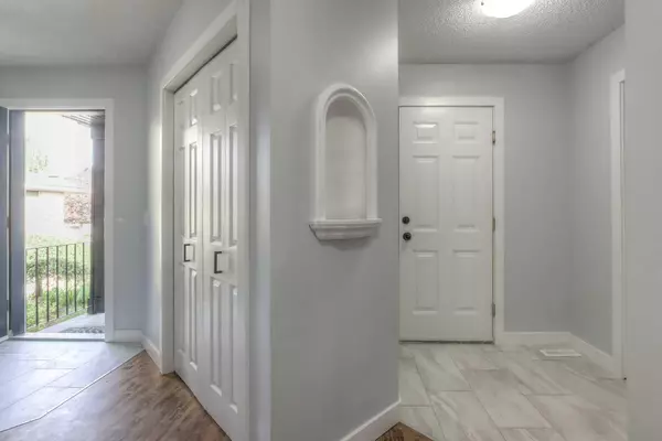 Calgary, AB T2Y3Z2,206 Bridlewood CT SW