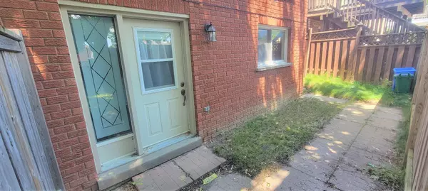 Whitby, ON L1N 8N5,49 Bassett BLVD #Walk Out Bsmt Apartment