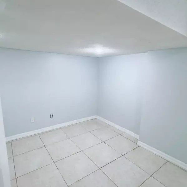 Newmarket, ON L3X 2P1,390 Marble PL