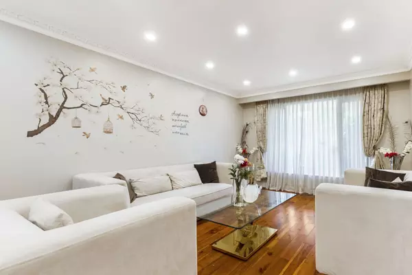 Vaughan, ON L2L 3K3,15 Thistle Ridge DR E