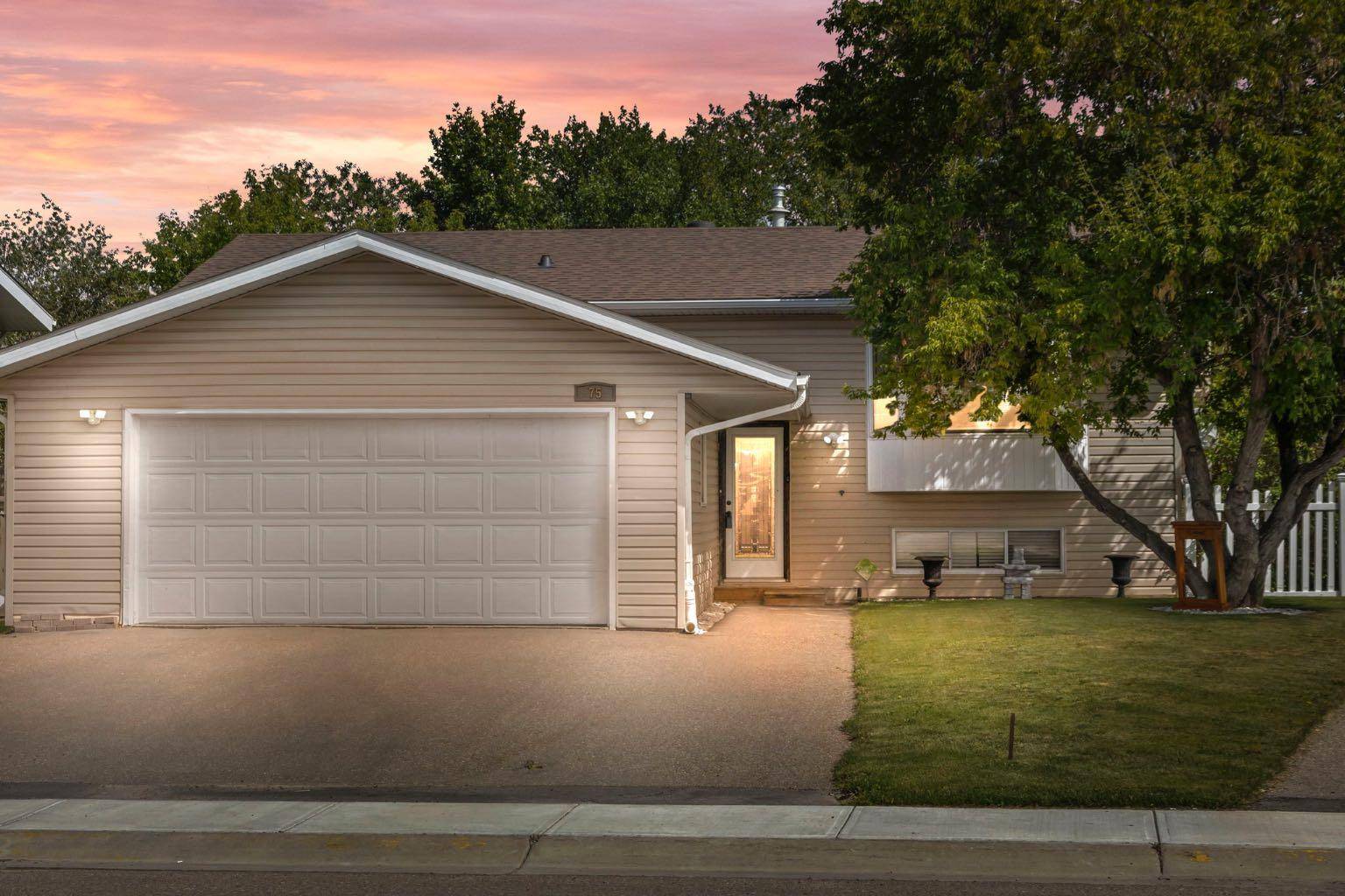 75 Hayter ST, Penhold, AB T0M 1R0