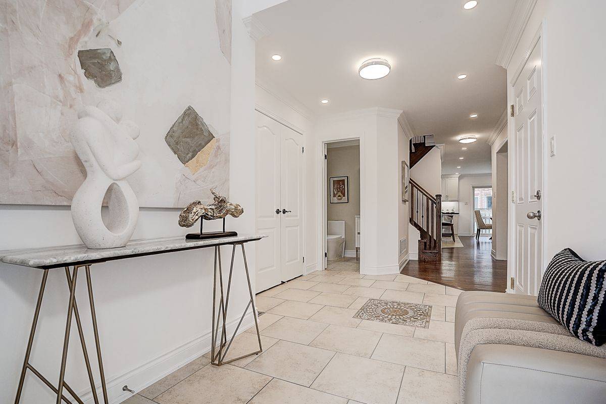 Mississauga, ON L5E 1S2,957 Ninth ST