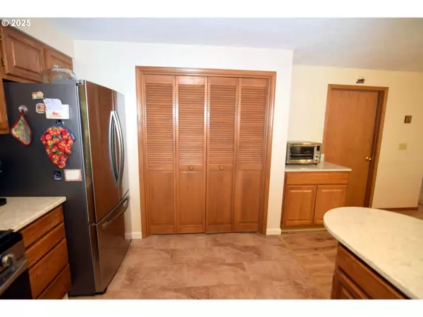 Salem, OR 97306,6074 FIRCREST ST