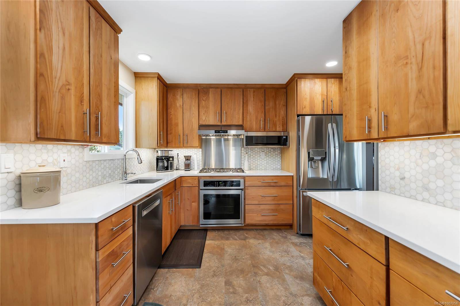 Sidney, BC V8L 2N4,2029 Linda Pl