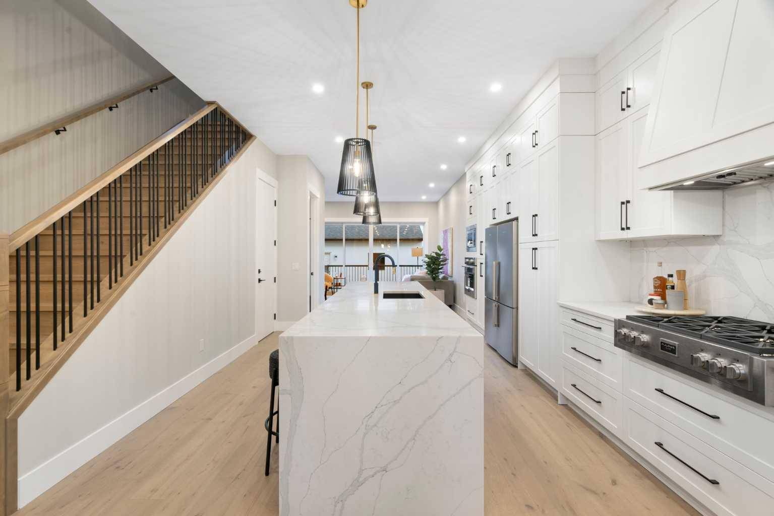Calgary, AB T3E 2Y1,2414 35 ST SW