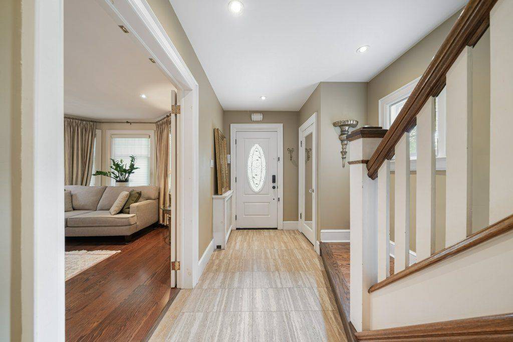 Toronto C04, ON M5M 2J9,82 Brooke AVE