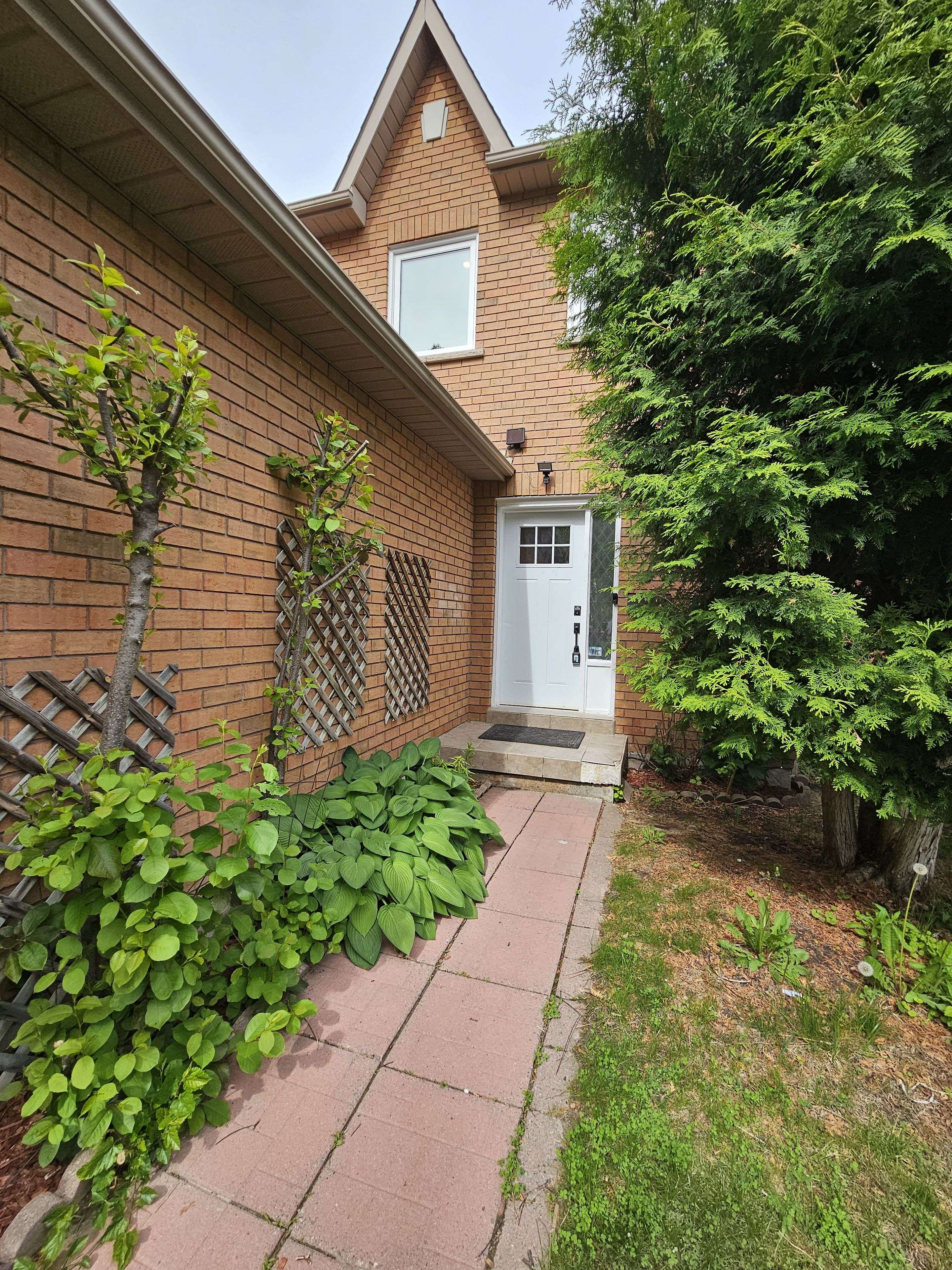 Whitby, ON L1R 2C8,21 Mcbrien CT