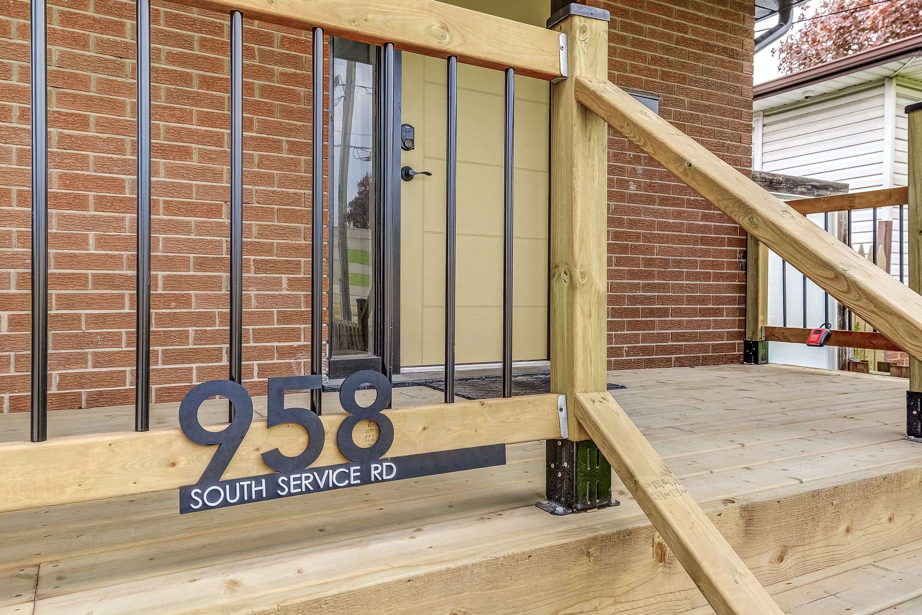 Mississauga, ON L5E 1V1,958 South Service RD