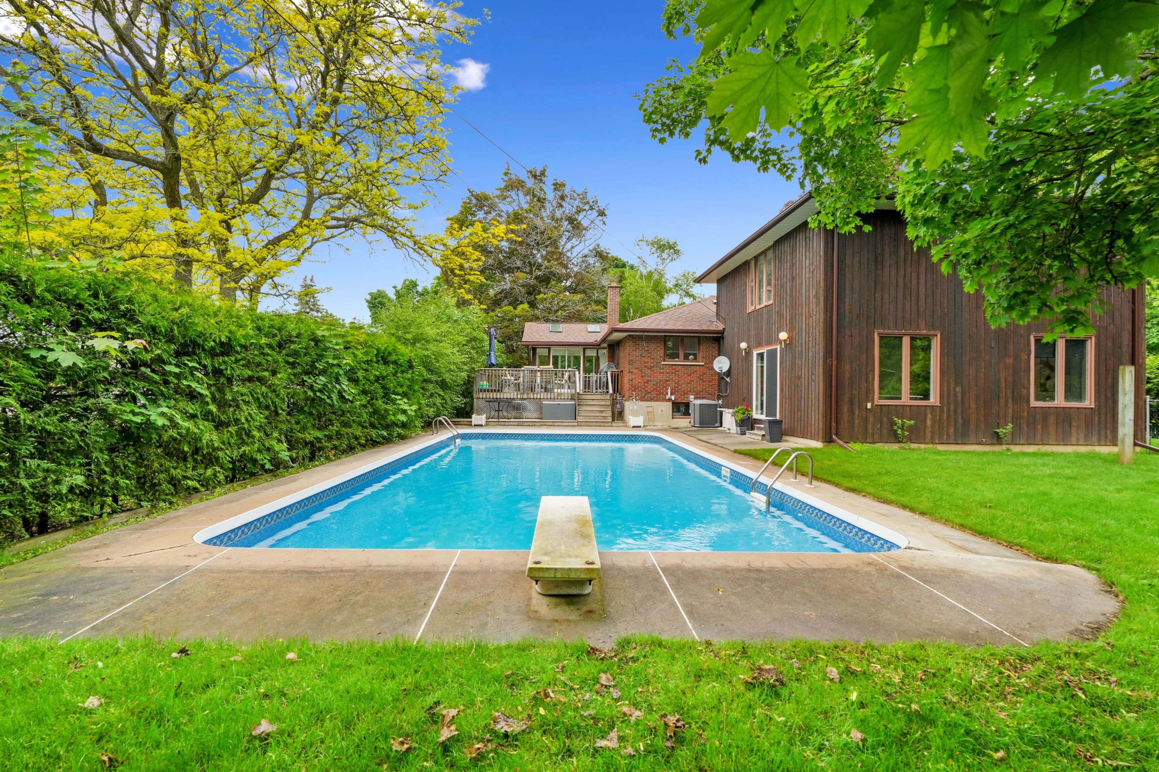 Peterborough West, ON K9J 6N5,285 Cottonwood DR