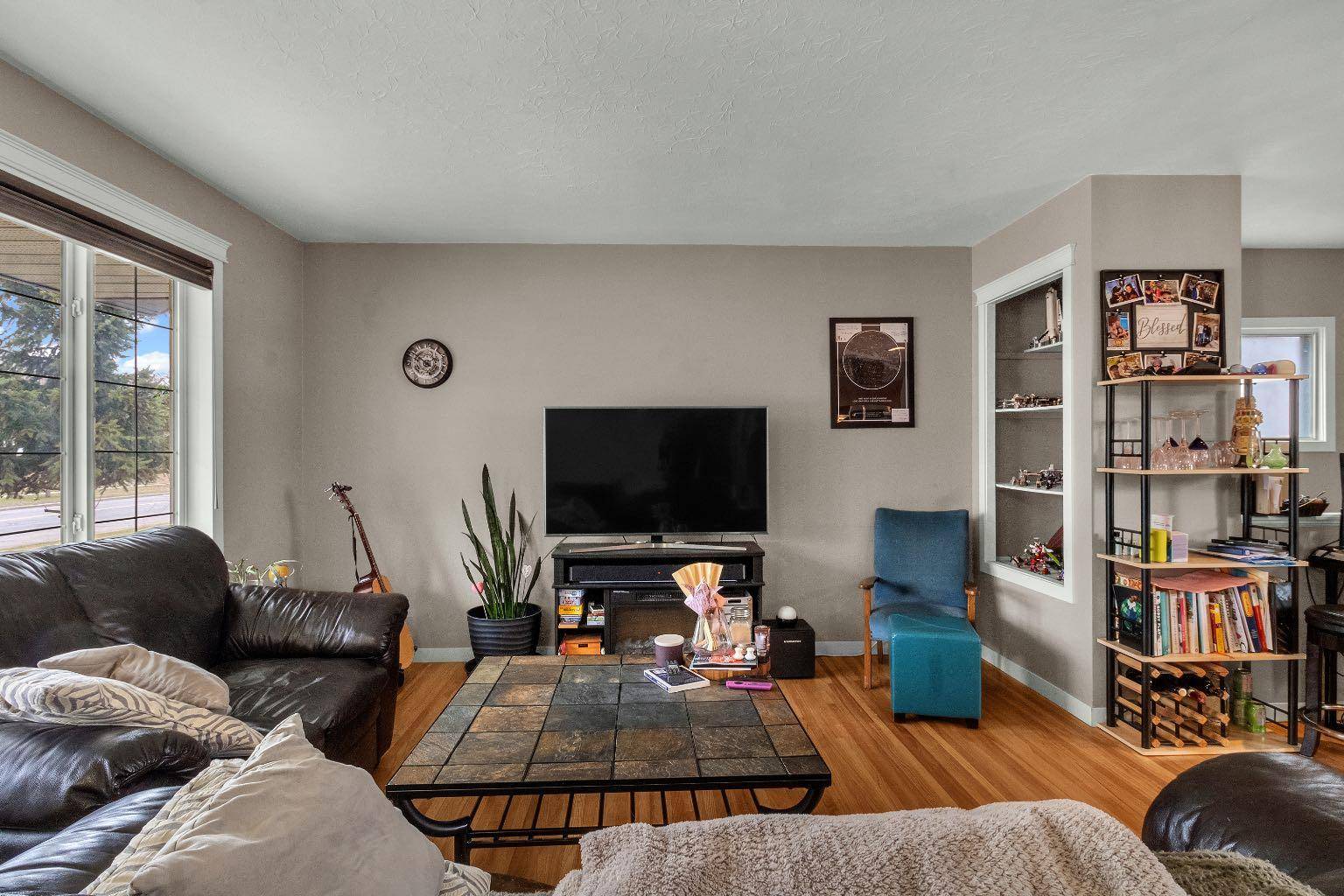284 Acadia DR SE, Calgary, AB T2J 0A7