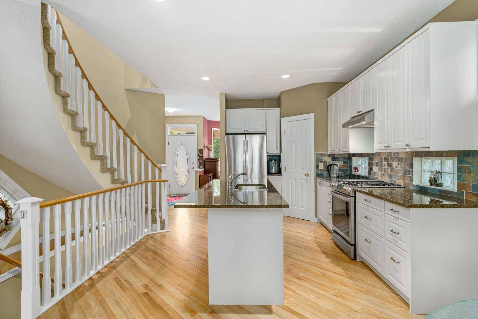 Calgary, AB T2V0B6,721 52 AVE SW