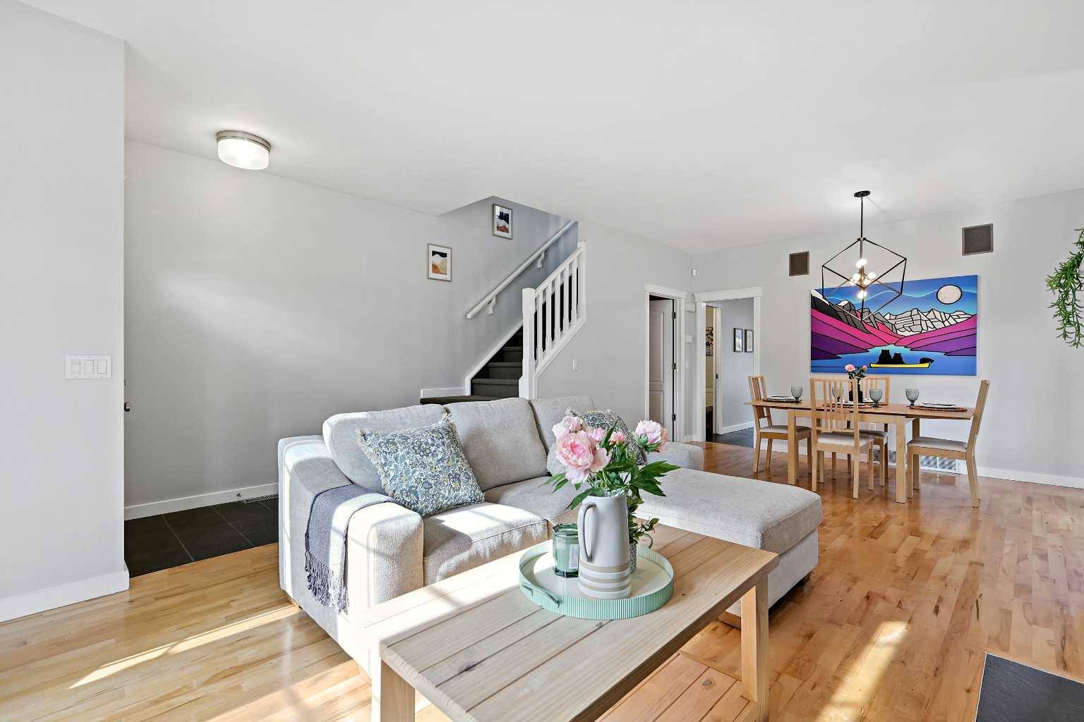 2033 27 ST Southwest, Calgary, AB T3E 2E8