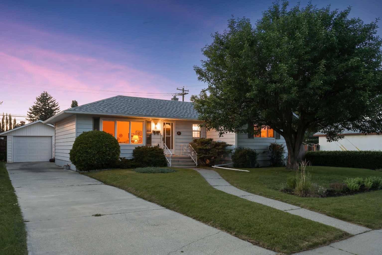Calgary, AB T3E 4Z2,10 Glamorgan DR SW