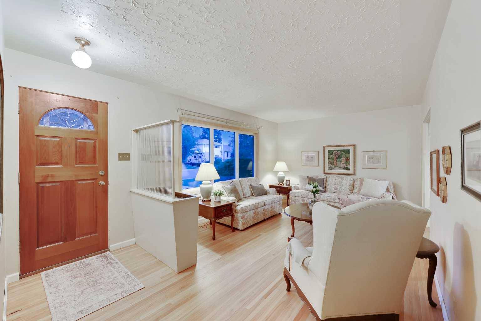 Calgary, AB T3E 4Z2,10 Glamorgan DR SW