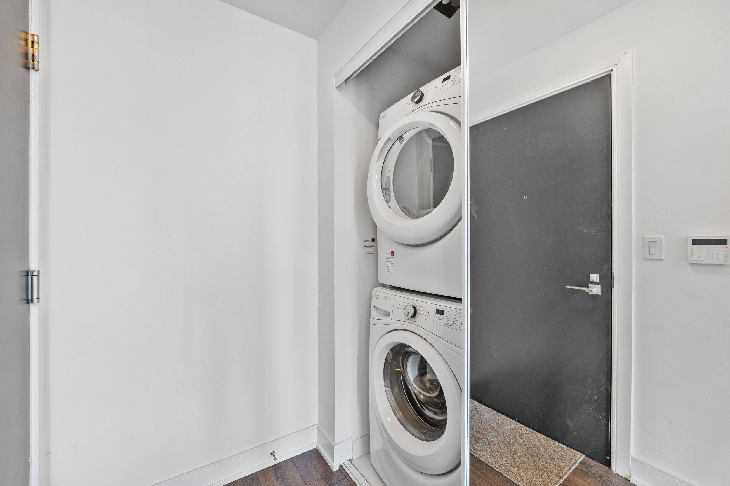 Toronto C08, ON M5B 0B1,89 McGill ST #2411
