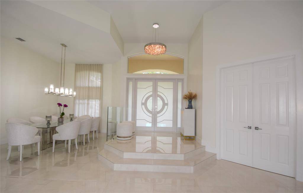 Davie, FL 33330,13846 SW 40th St